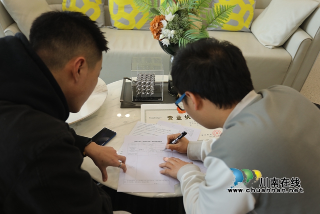 路敦廷在社区工作人员陈凯杰的帮助下填表申请大学生补贴+(1).JPG