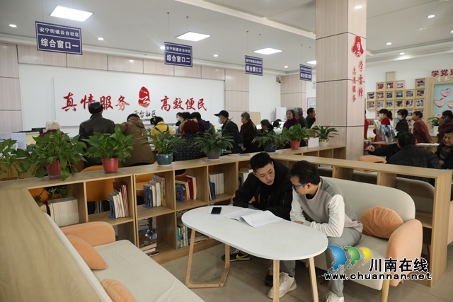 路敦廷在社区工作人员陈凯杰的帮助下填表申请大学生补贴+(3).JPG