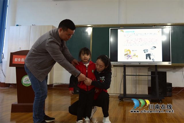 3.高医生指导教师学习海姆立克急救法.JPG