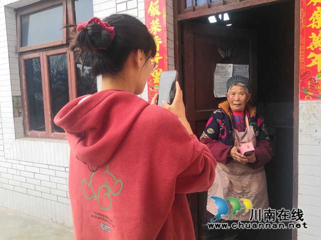 江阳区华阳街道西岸村开展养老认证上门行动