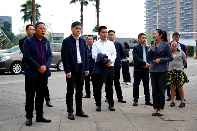 南充市商务局考察泸州金融商业中心,对商贸运营给予高度评价(图2) 南充2.jpg
