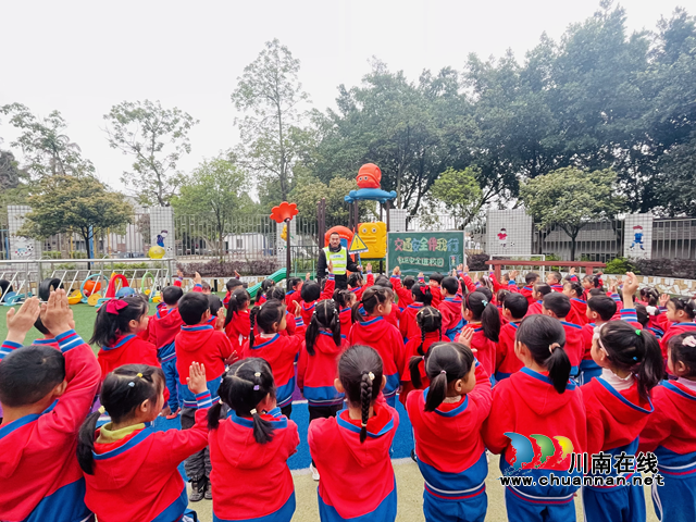 泸县城东幼儿园青龙分园开展“小手牵大手，安全伴我走”交通安全教育活动