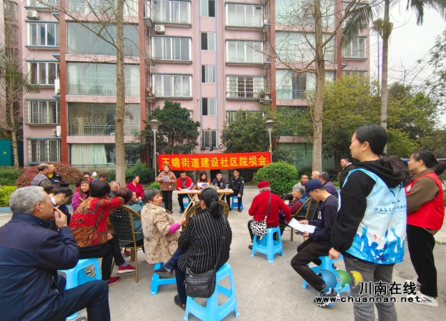 泸县玉蟾街道联合派出所开展禁毒宣传院坝会