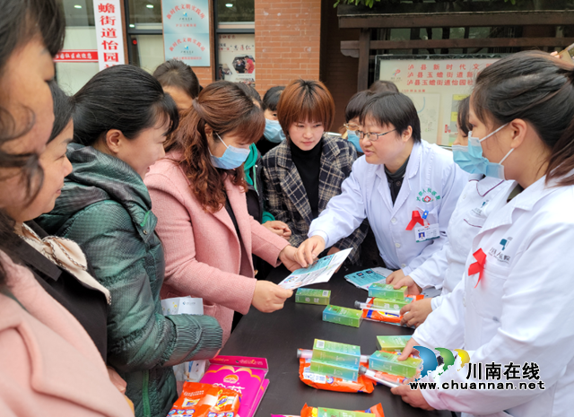 泸县玉蟾街道携手泸县人民医院开展“你我共同努力 终结结核流行”宣传活动