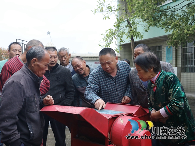 龙马潭：免费发放113台高粱脱粒机，让农户“腰包”更鼓