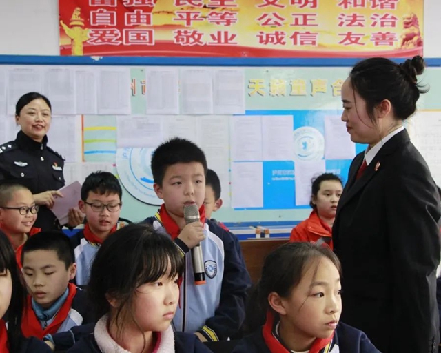 泸法麒麟·校园行 | 播撒法治种子 照亮成长之路(图4) 4.jpg
