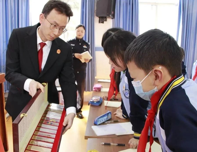 泸法麒麟·校园行 | 播撒法治种子 照亮成长之路(图6) 6.jpg
