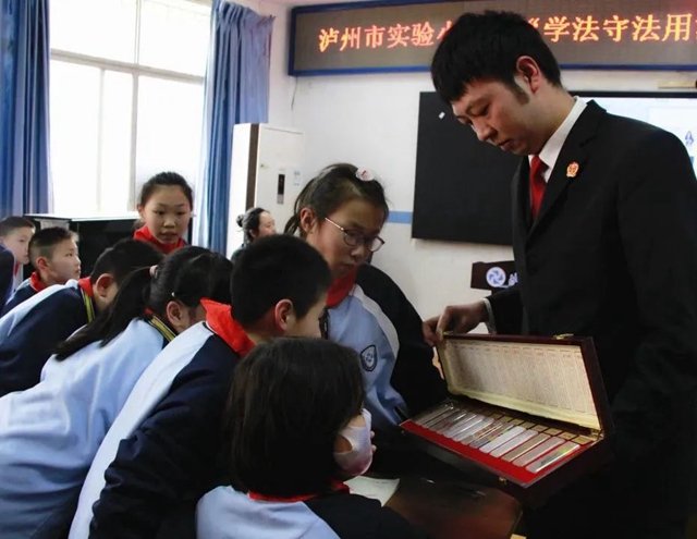 泸法麒麟·校园行 | 播撒法治种子 照亮成长之路(图7) 7.jpg
