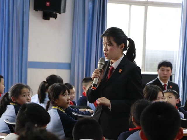 泸法麒麟·校园行 | 播撒法治种子 照亮成长之路(图8) 8.jpg