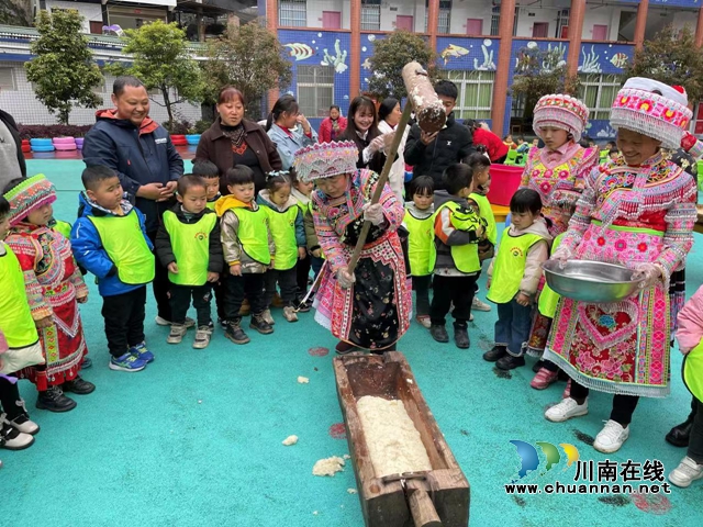 叙永县黄坭镇中心幼儿园开展“萌娃赞家乡——小舌头尝家乡”主题活动