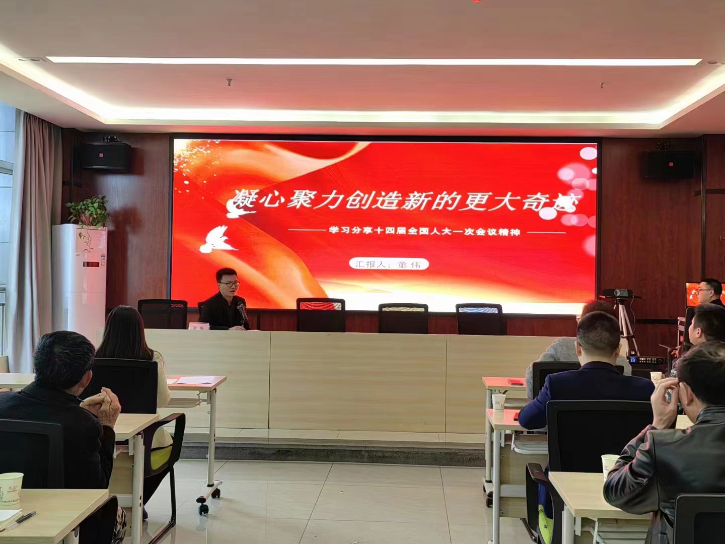 龙马潭区鱼塘街道：全国人大代表董伟进“家”入站，传递全国两会”好声音”