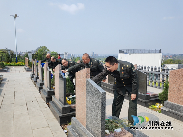 擦拭墓碑（曾佐然摄）(1).jpg