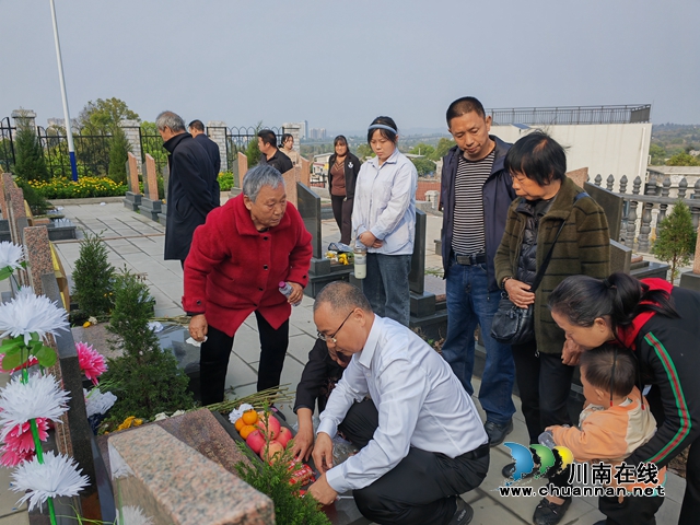烈士罗伟家属扫墓（曾佐然摄）.jpg