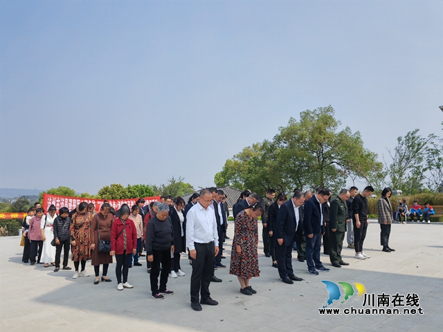 默哀（曾佐然摄）.jpg