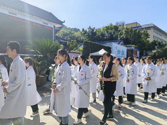 他们生而平凡，却因爱而伟大