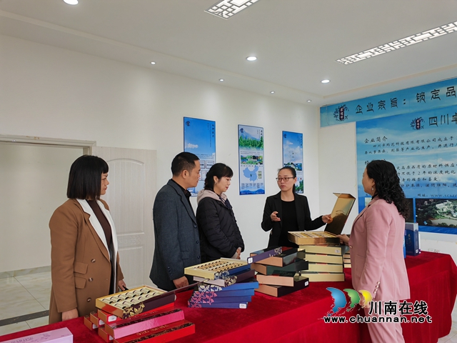 泸县:返乡卓玛花,富民桑葚果(图2) 介绍生产的产品(曾佐然摄).jpg