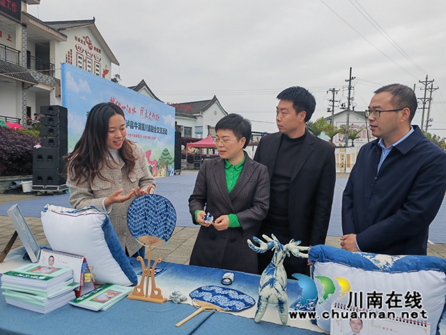 考察非遗扎染（曾佐然摄）.jpg