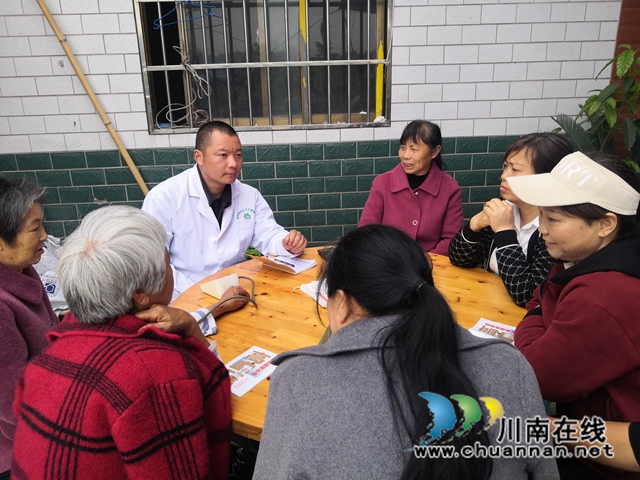 为老年人测量血压.jpg