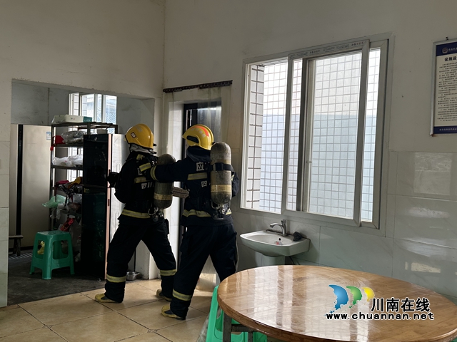 叙永县黄坭镇联合分水消防队到黄坭中学、黄坭卫生院开展消防安全演练