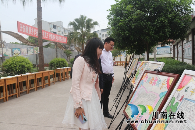 参观阅读长廊.JPG