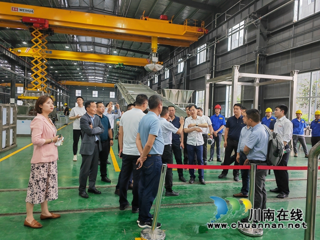 泸州高新区新联会发挥优势助力园区“双招双引”(图3) 参观泸州智通自动化设备有限公司.jpg