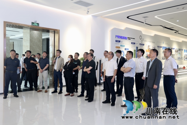 泸州高新区新联会发挥优势助力园区“双招双引”(图2) 参观泸州高新区展示大厅.jpg