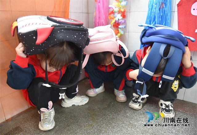 2.幼儿在三角区域进行紧急避险.JPG