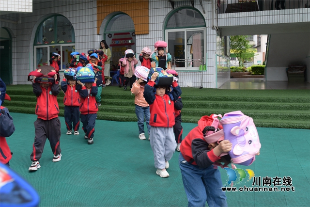 3.教师组织幼儿撤离到空旷场地.JPG