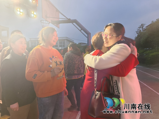 家长与老师拥抱.jpg