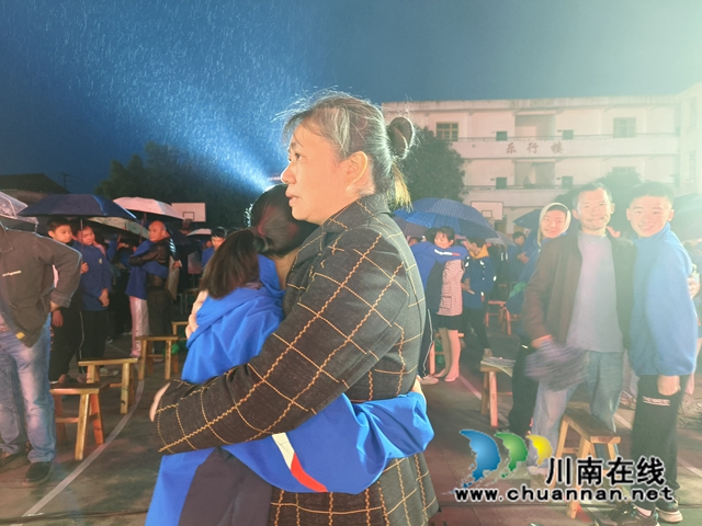 学生与家长拥抱.jpg