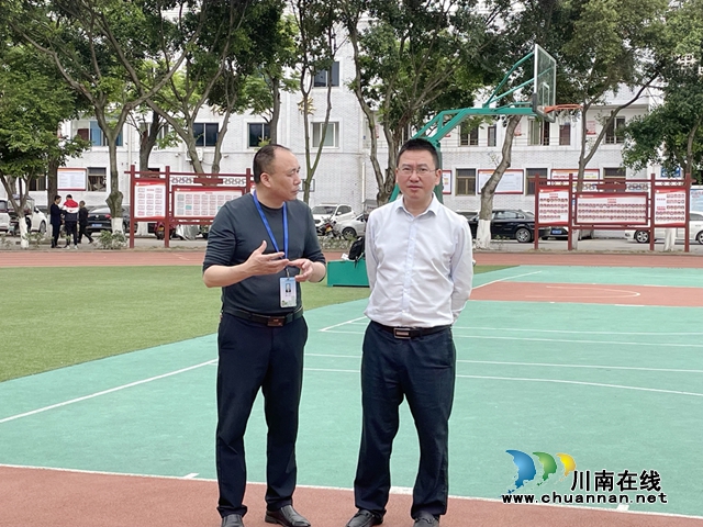 泸县教育和体育局局长王学良到泸县六中检查安全工作并作办学调研
