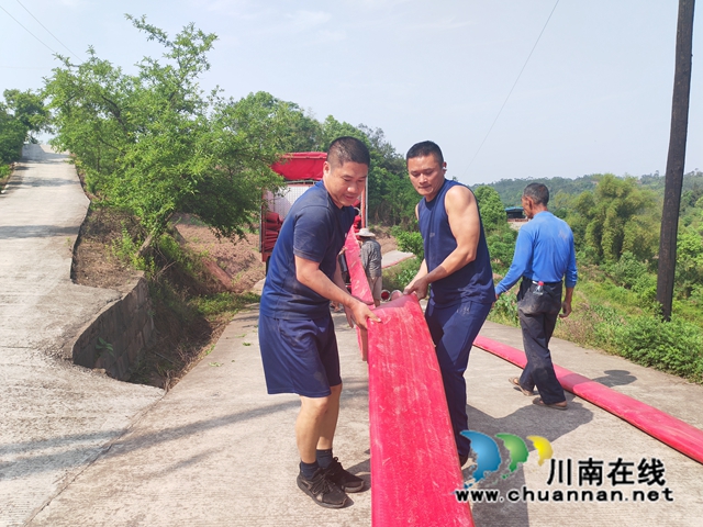 应急救援队伍与群众携手抗旱保春耕 (1).jpg