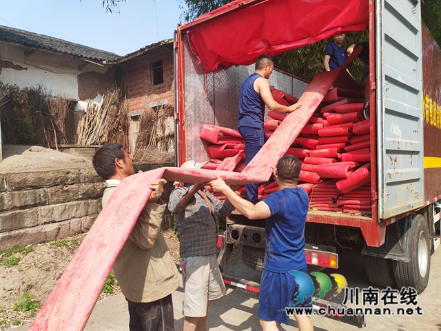 应急救援队伍与群众携手抗旱保春耕 (3).jpg