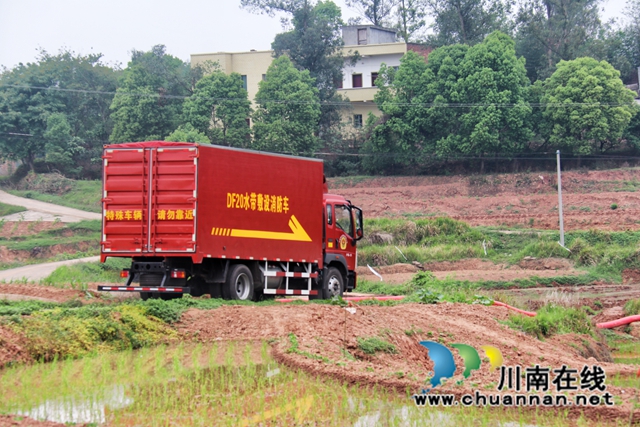 应急救援消防车在田间地头助力春耕 (1).jpg