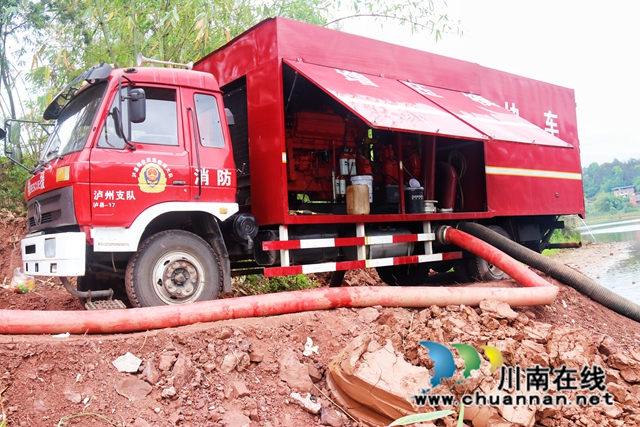 应急救援消防车在田间地头助力春耕 (3).jpg