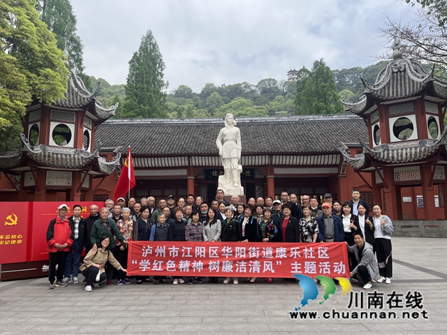 2.社区党员在赵一曼雕像下合影留念.jpg