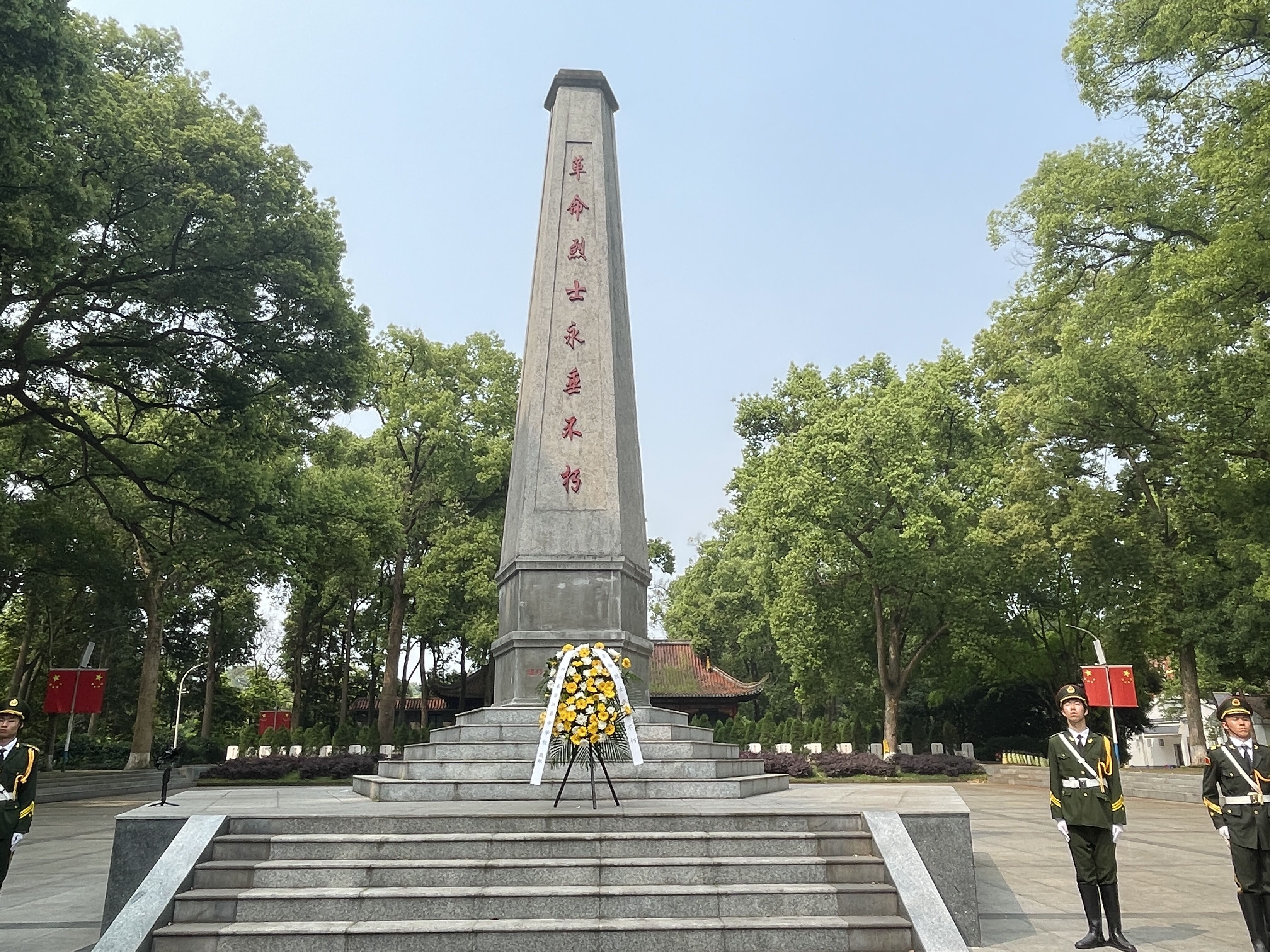 纪念碑前—花篮.jpg
