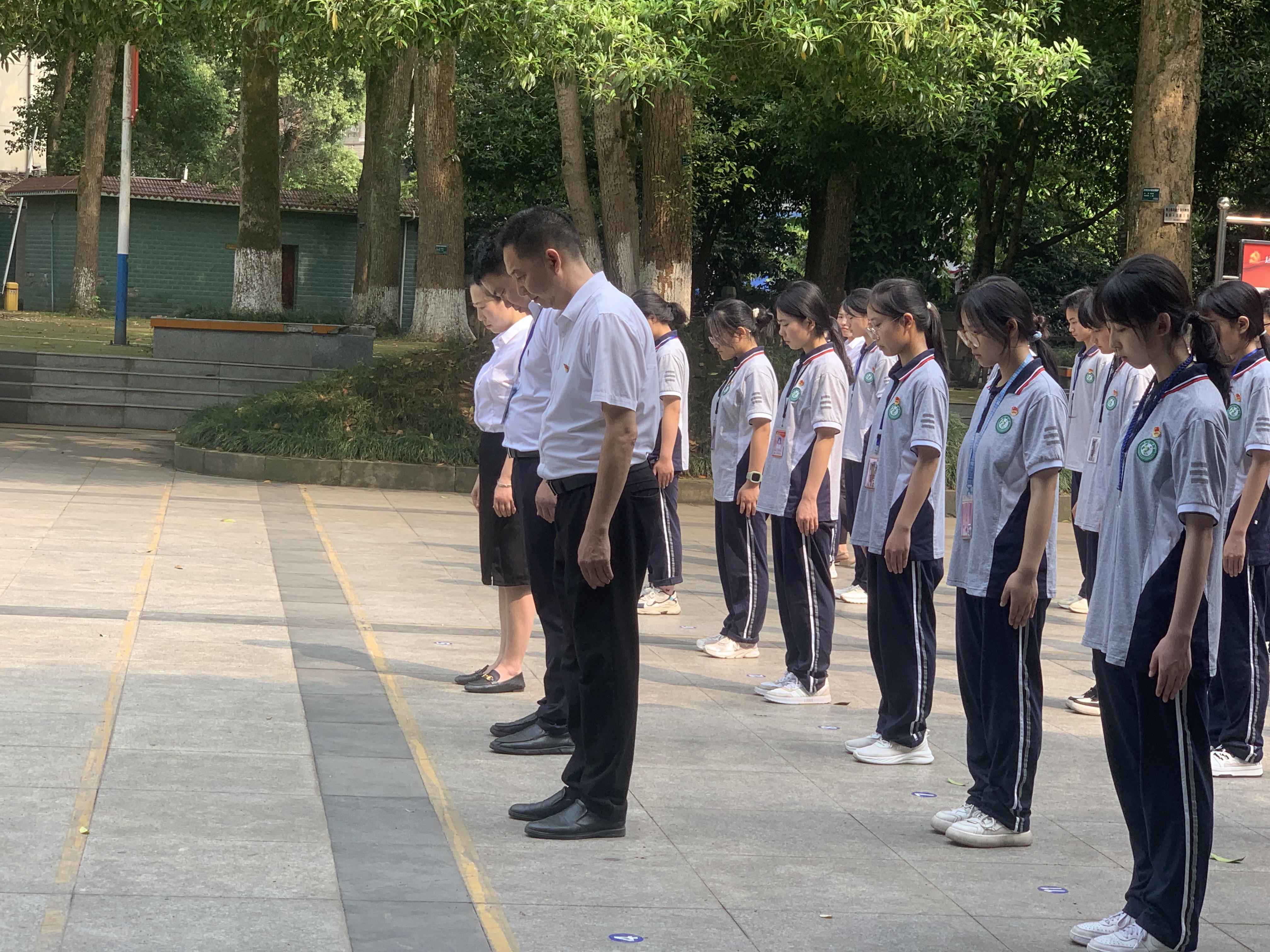 纪念碑前—默哀2.JPG