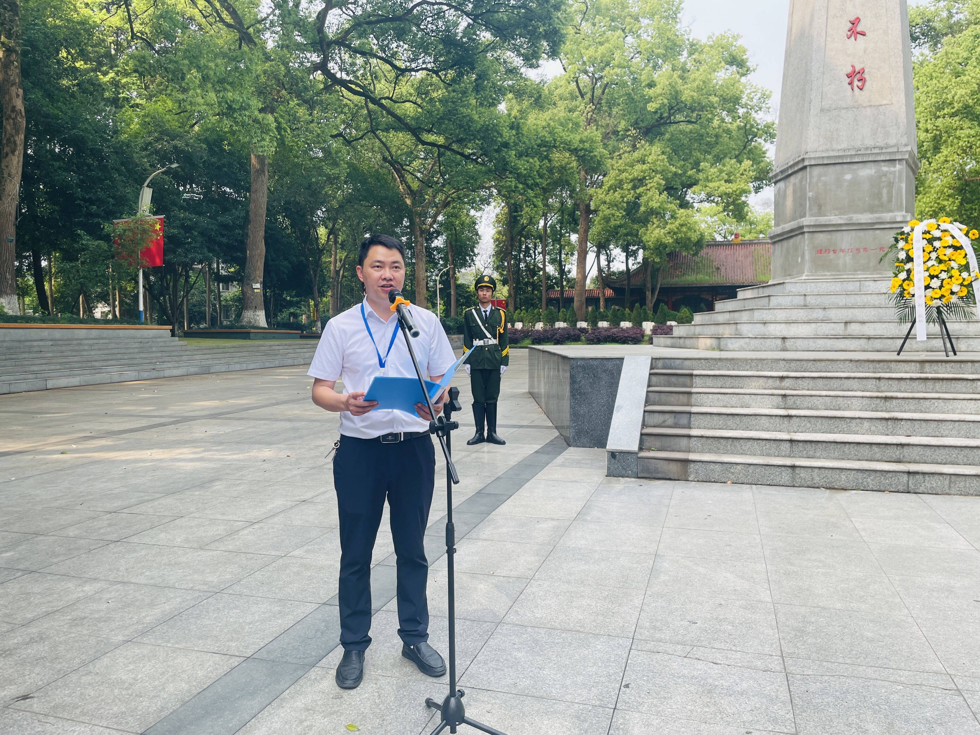 纪念碑前—校长成友权宣讲.jpg