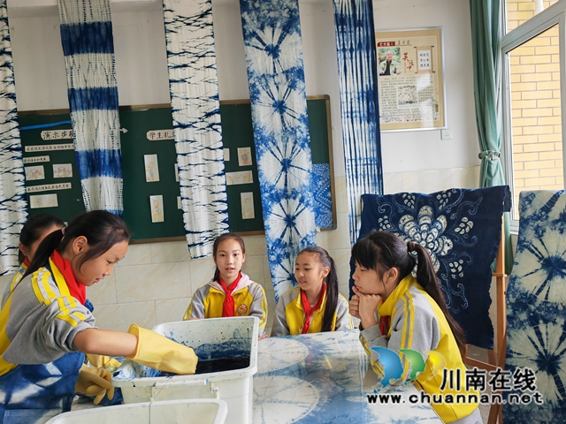 学生们染色（曾佐然摄）.jpg