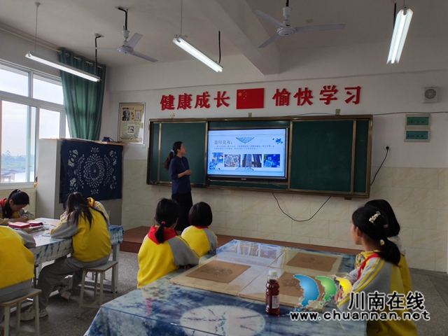 余思思老师授课（曾佐然摄）.jpg