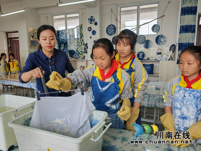 指导染色（曾佐然摄）.jpg