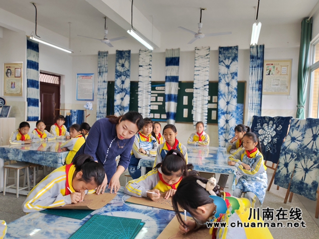 指导学生们刻龙板（曾佐然摄）.jpg