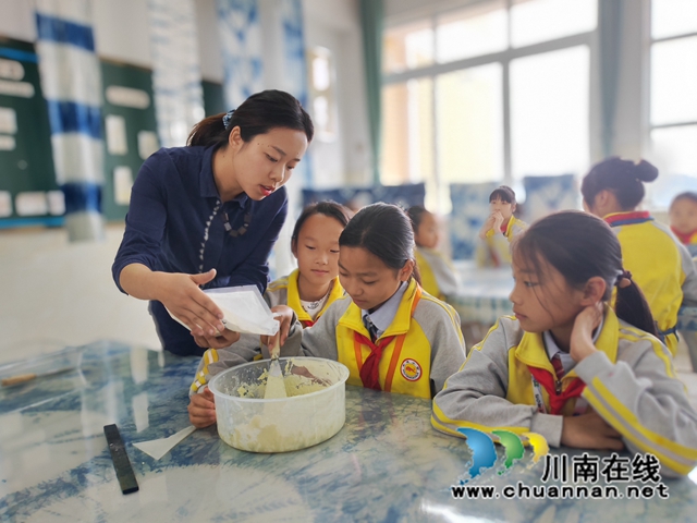 指导学生们调糊（曾佐然报）.jpg