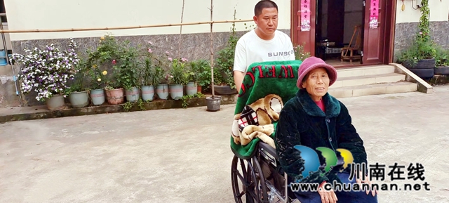 纳溪区大渡口镇有个“孝子书记”