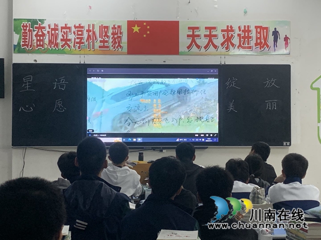 泸县建校开展2023年春期“青春有你”女生教育系列活动(图2) 观影2.jpg
