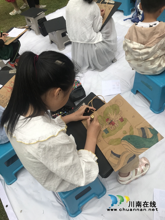 小朋友们在环保袋绘画垃圾分类相关标识、标语 (2)、熊梦.jpg