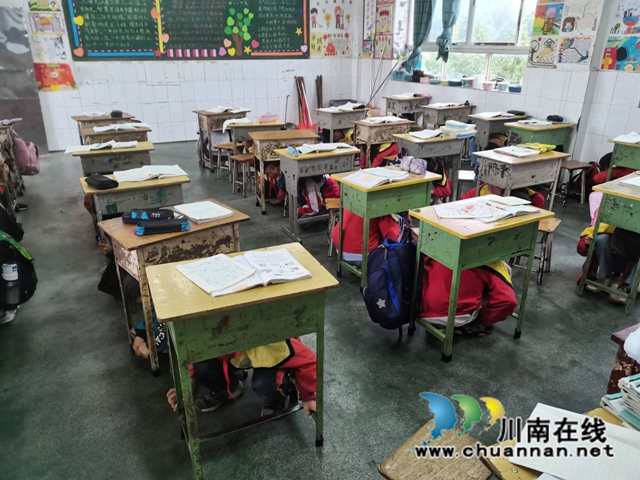 泸县百和镇五通中心小学校开展防震避震安全疏散演练活动