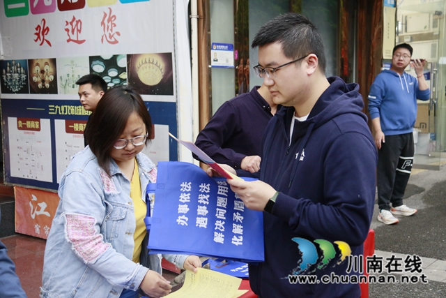 龙马潭：《信访工作条例》宣传广覆盖，服务群众“零距离”
