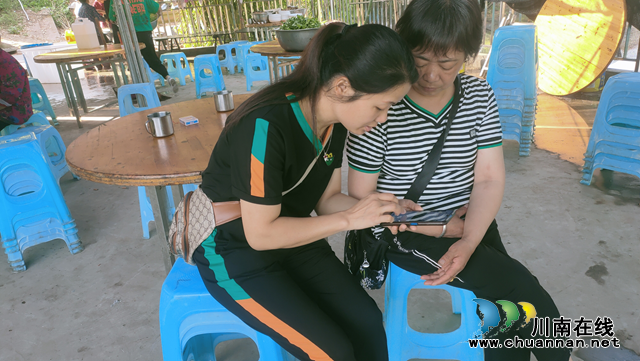 云龙镇：村民不会手机上注册农民工服务平台，电话求助村上代办员……
